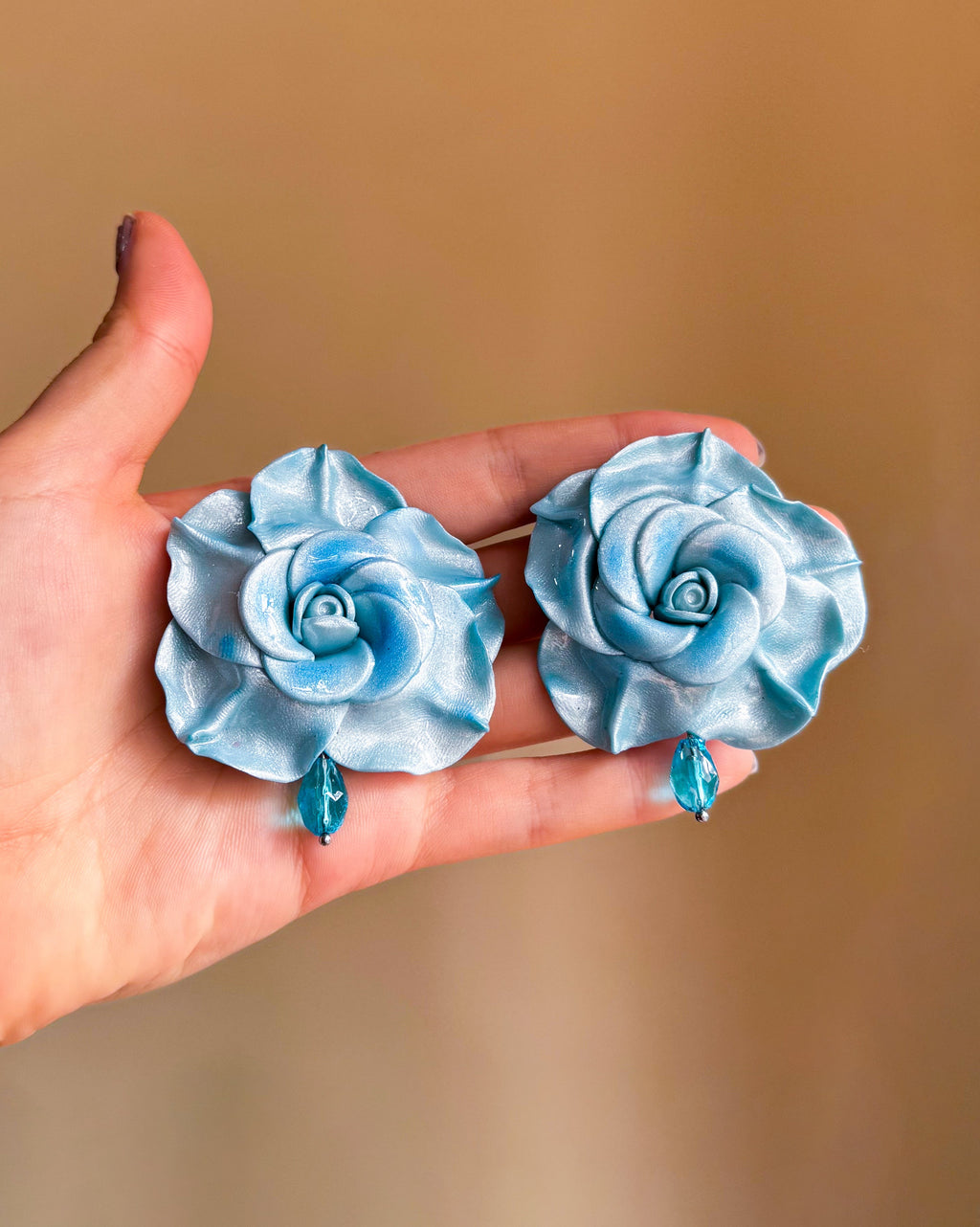 Aretes de rosa celeste perlado (Midi)