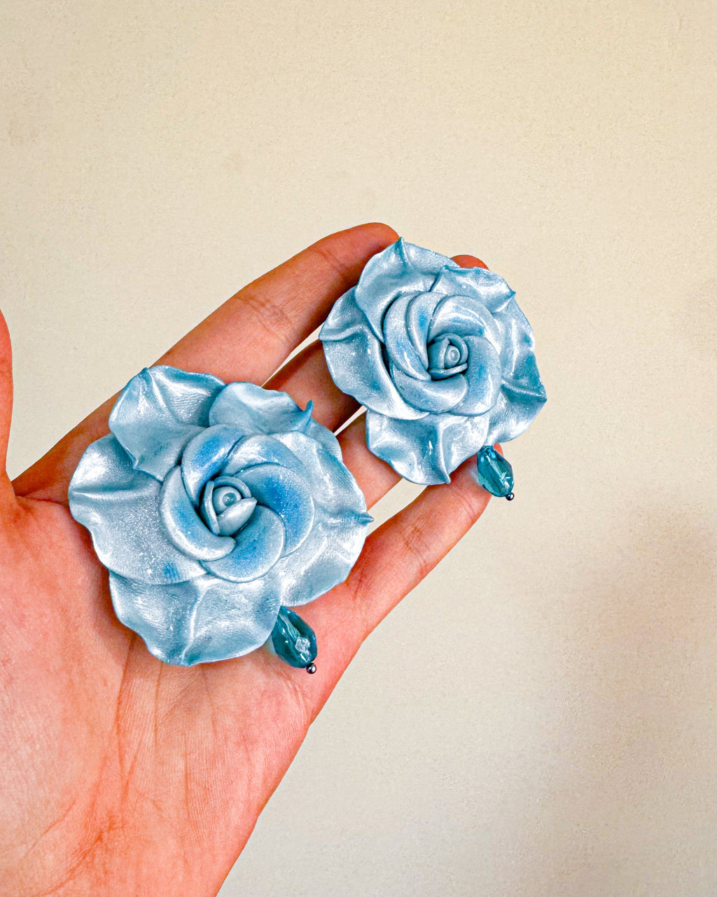 Aretes de rosa celeste perlado (Midi)
