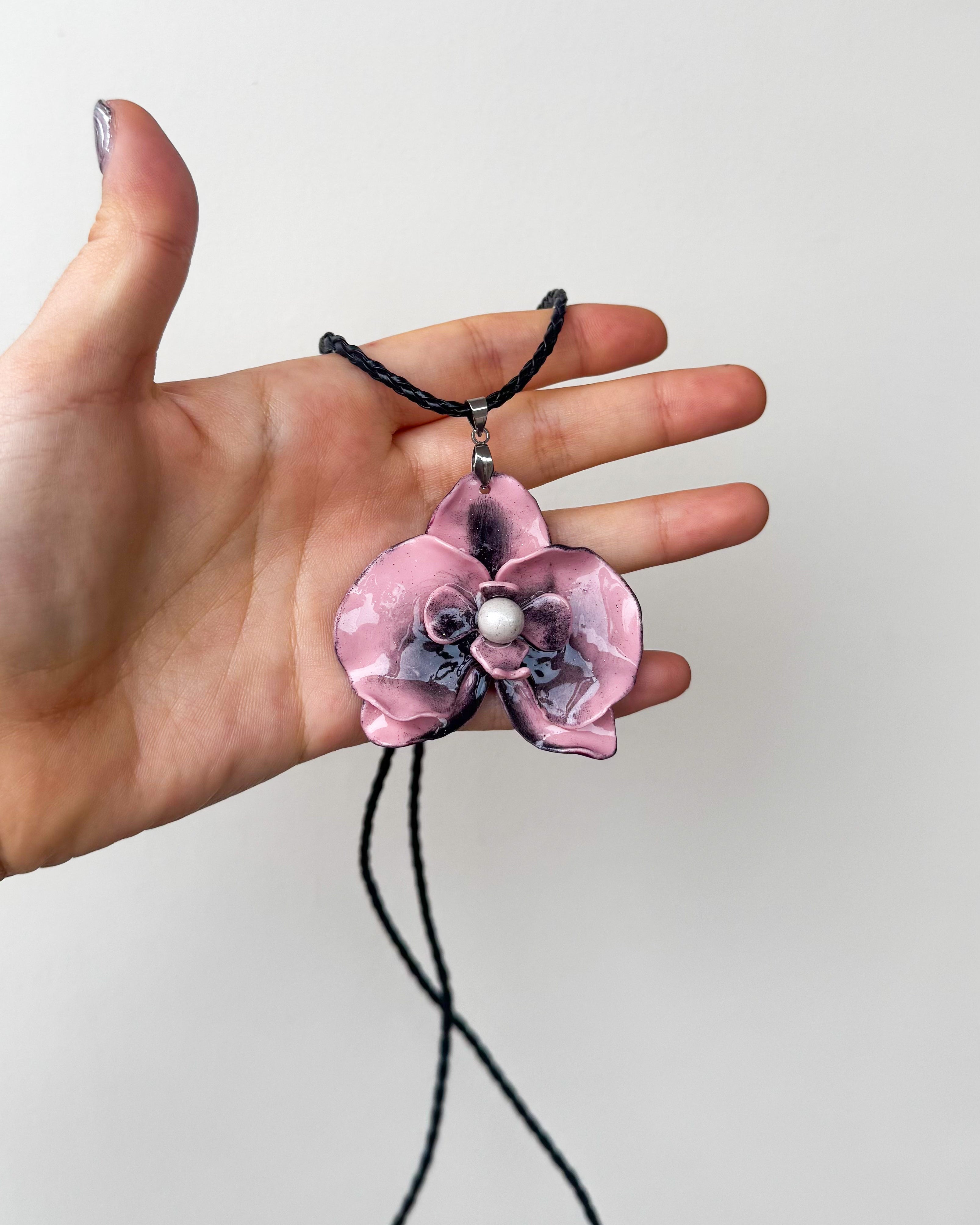 Collar de Orquídea Rosa- Negra