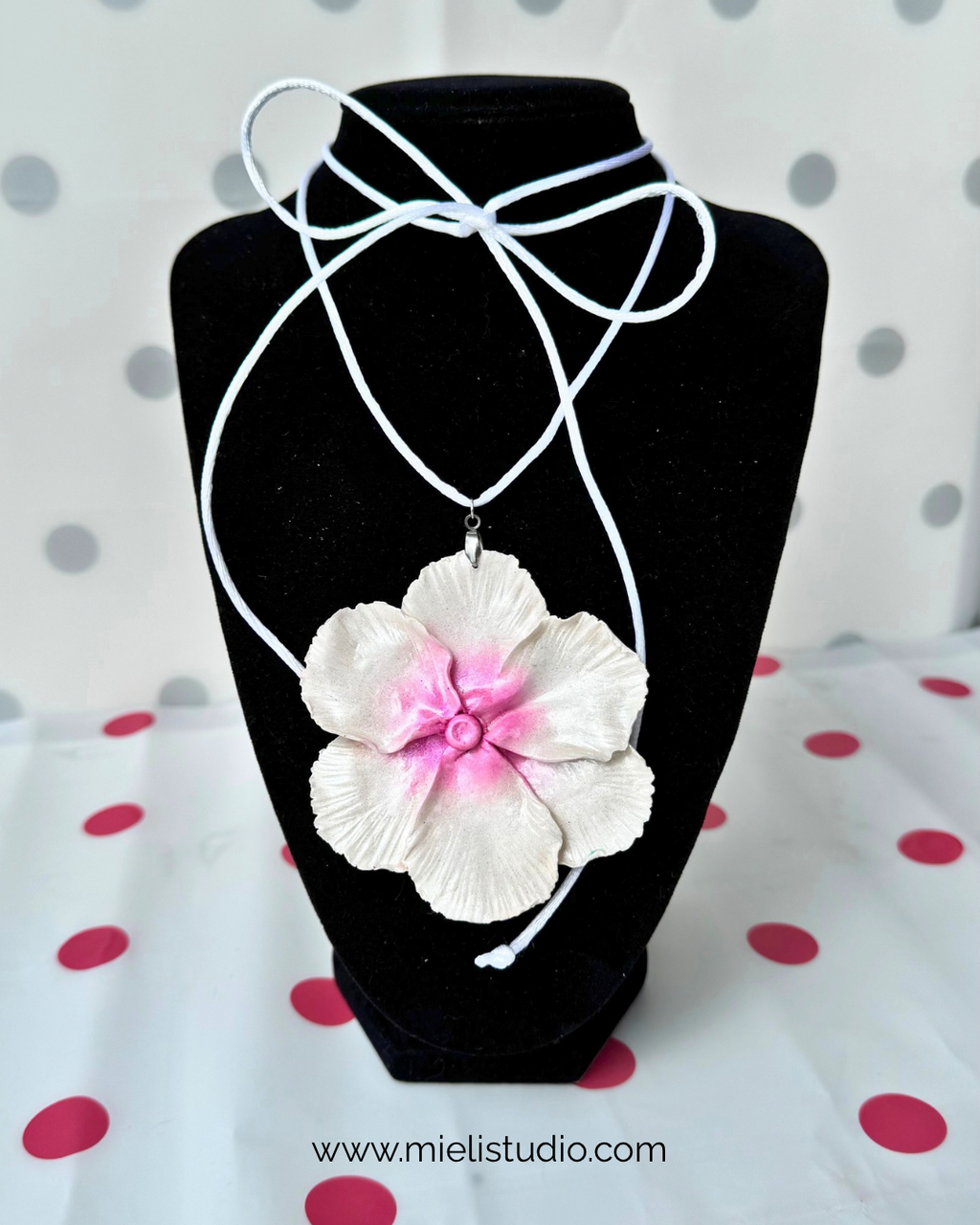 ✨ Collar Nudo Flor Blanca