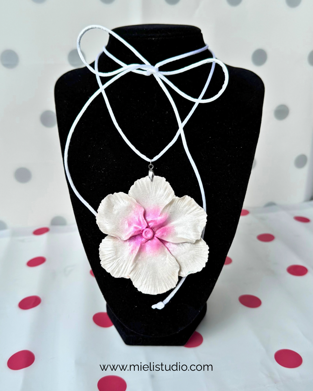 ✨ Collar Nudo Flor Blanca