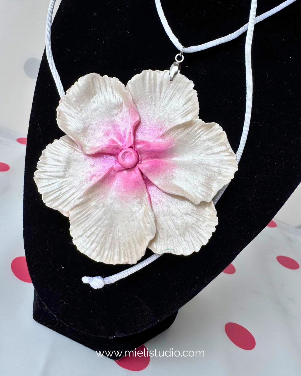 ✨ Collar Nudo Flor Blanca