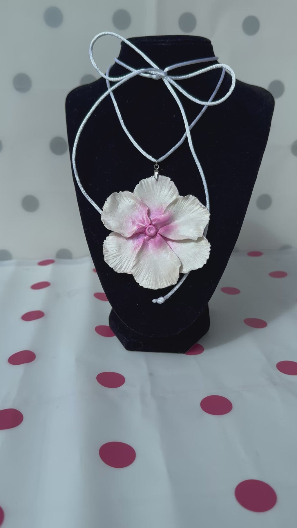 ✨ Collar Nudo Flor Blanca